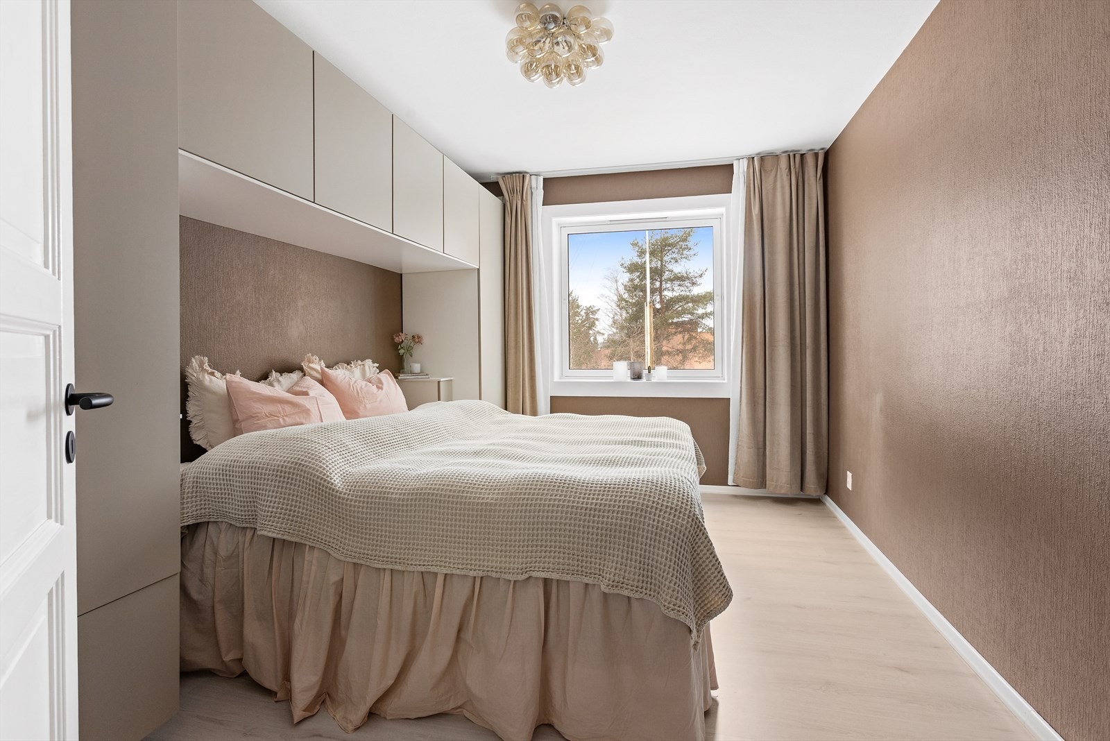 Hovedsoverommet har en smart, plassbygget garderobeløsning som rammer inn sengen. Galleribilde