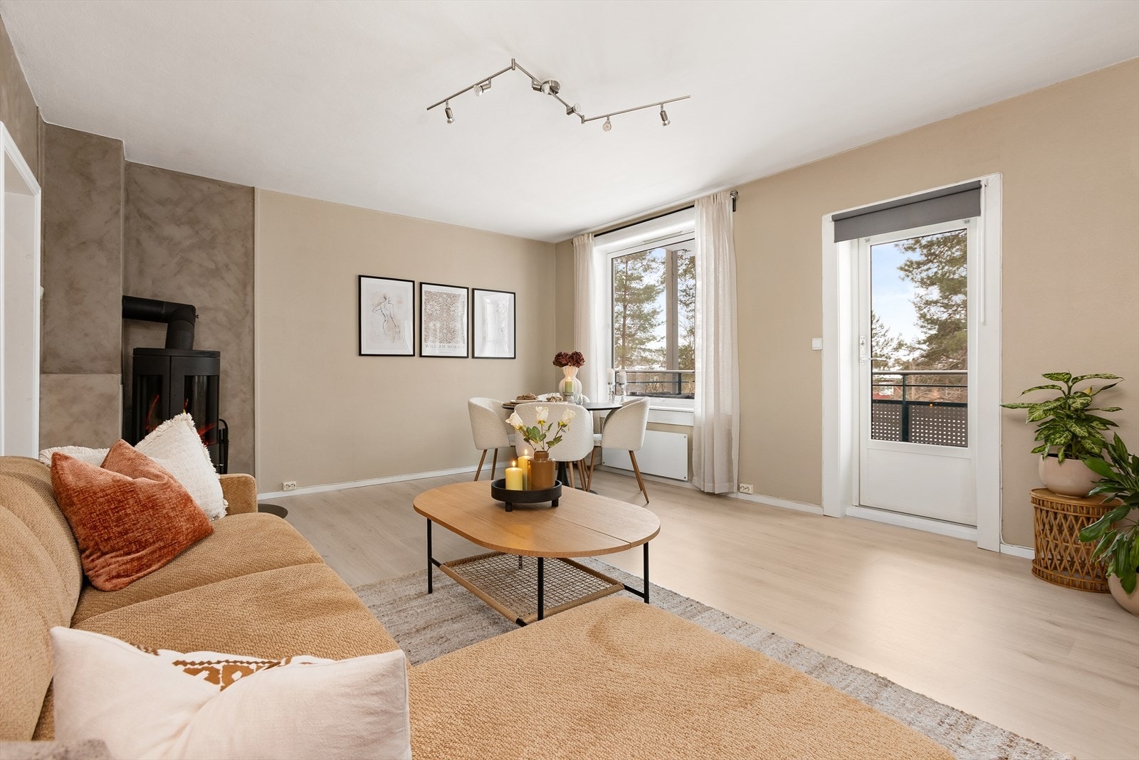 Stuen er et lyst og luftig rom med plass til både sofagruppe og spisebord. Galleribilde