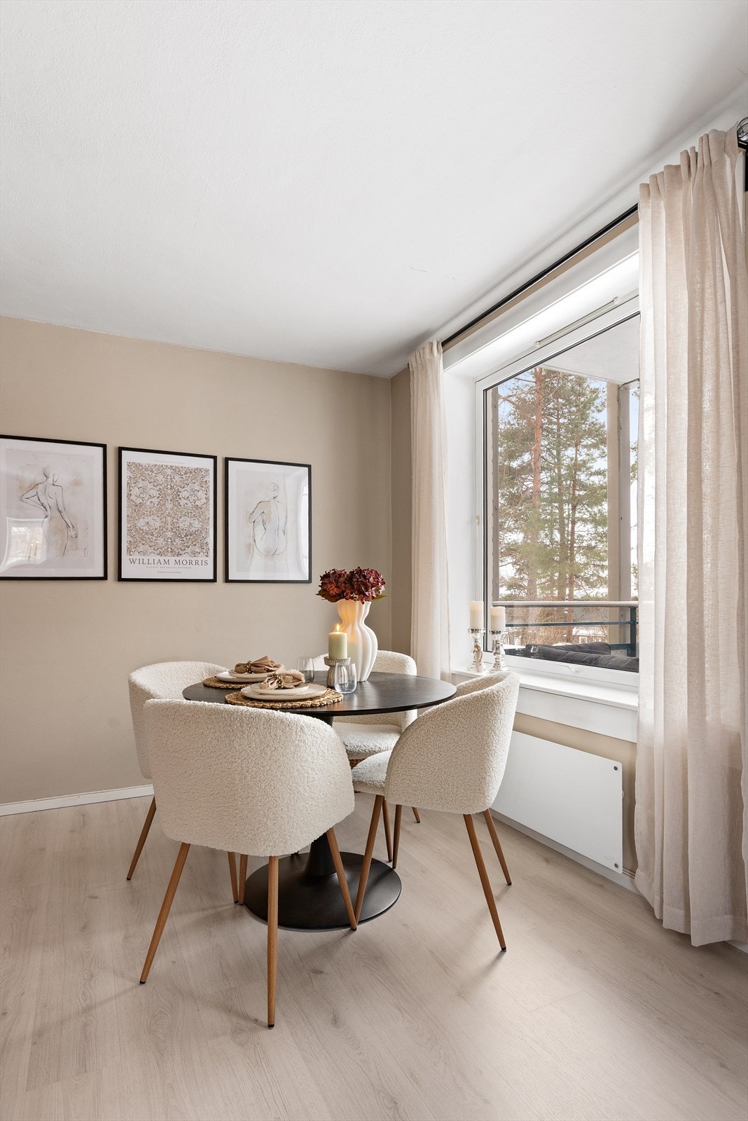 Ved vinduet er det en naturlig plassering for spisebordet. Galleribilde