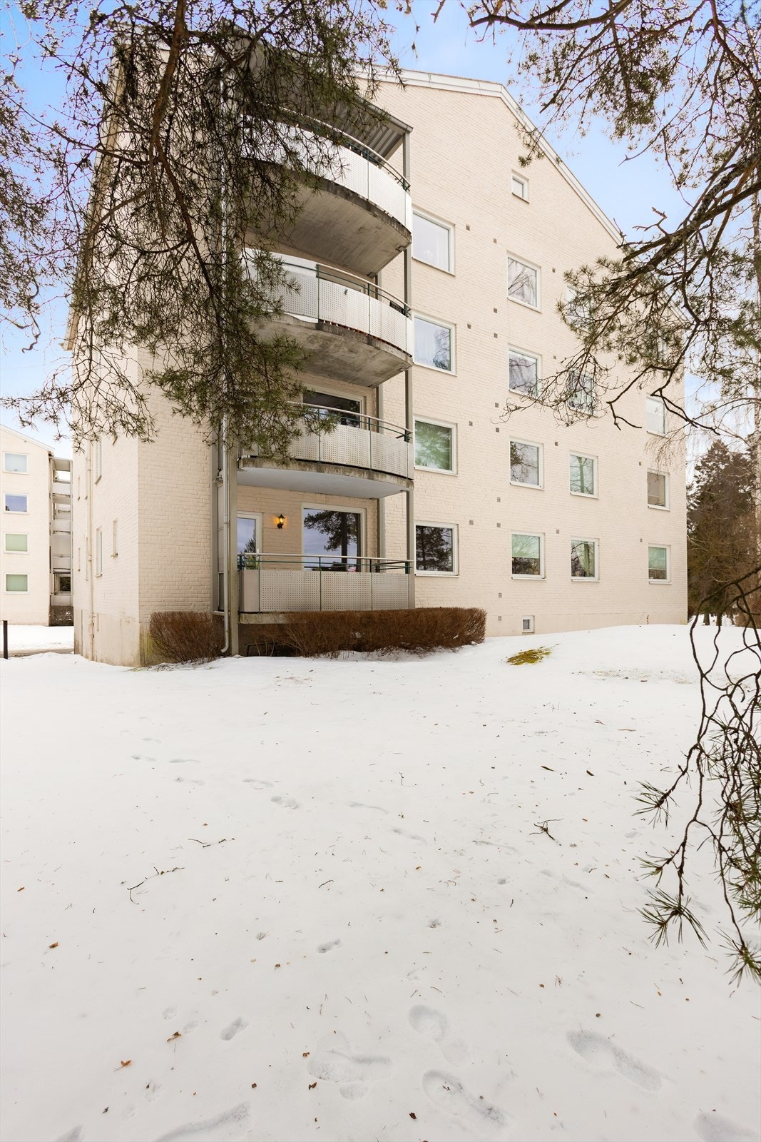 Bygningsmassen er solid og har en klassisk arkitektur for perioden. Galleribilde