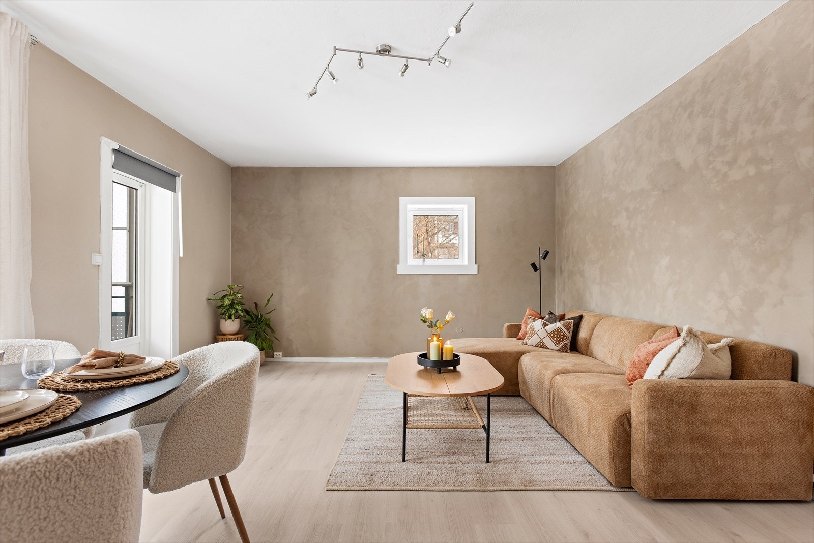 En av veggene har en dekorativ overflate som gir rommet særpreg. Galleribilde