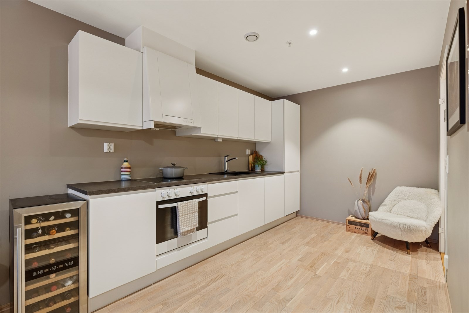 Pent kjøkken hvor alt ligger til rette for god matlaging Galleribilde