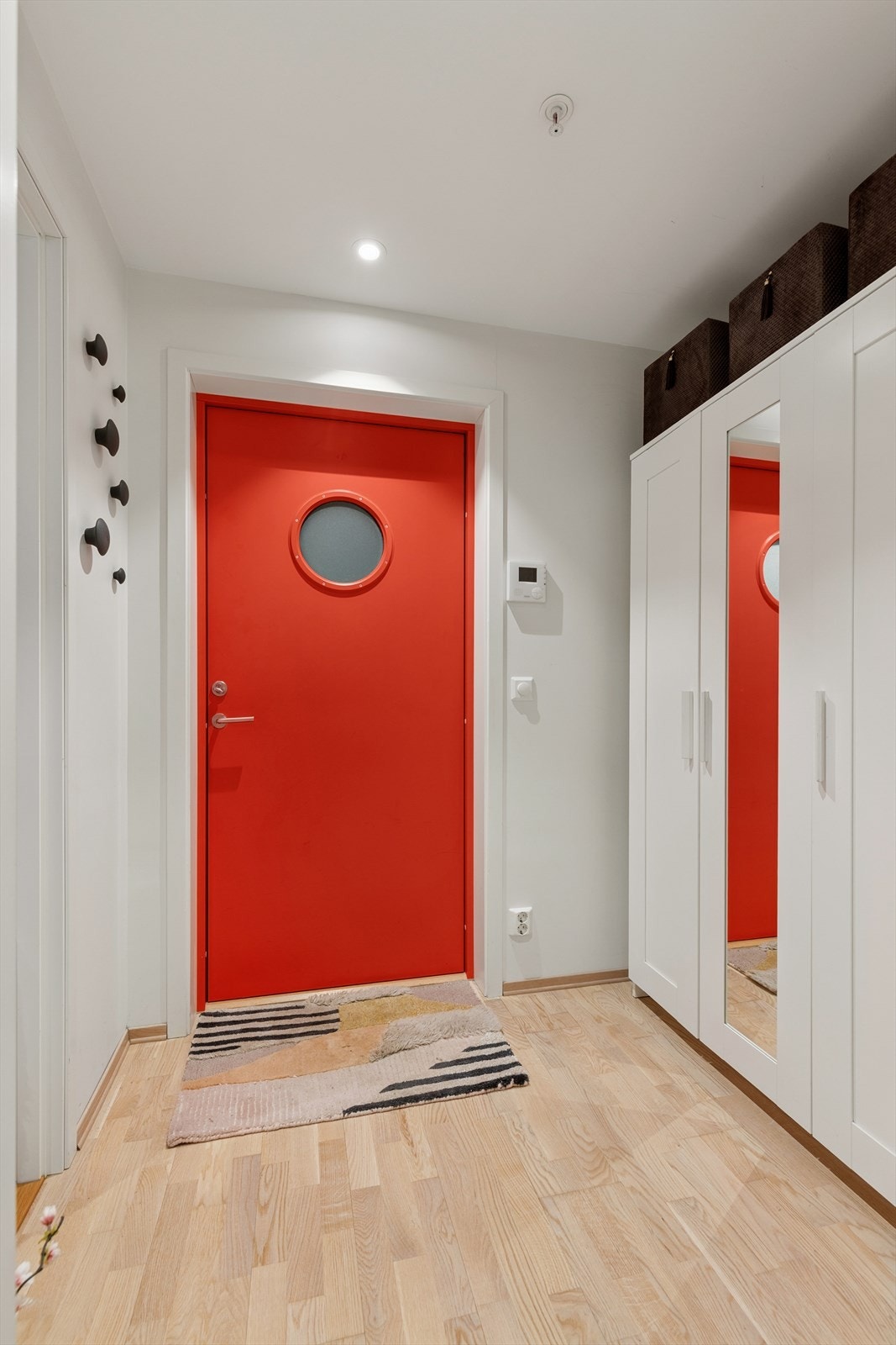 Her kan du henge fra deg yttertøy og sko i klesskap. Calling anlegg med kamera for å åpne opp. Galleribilde