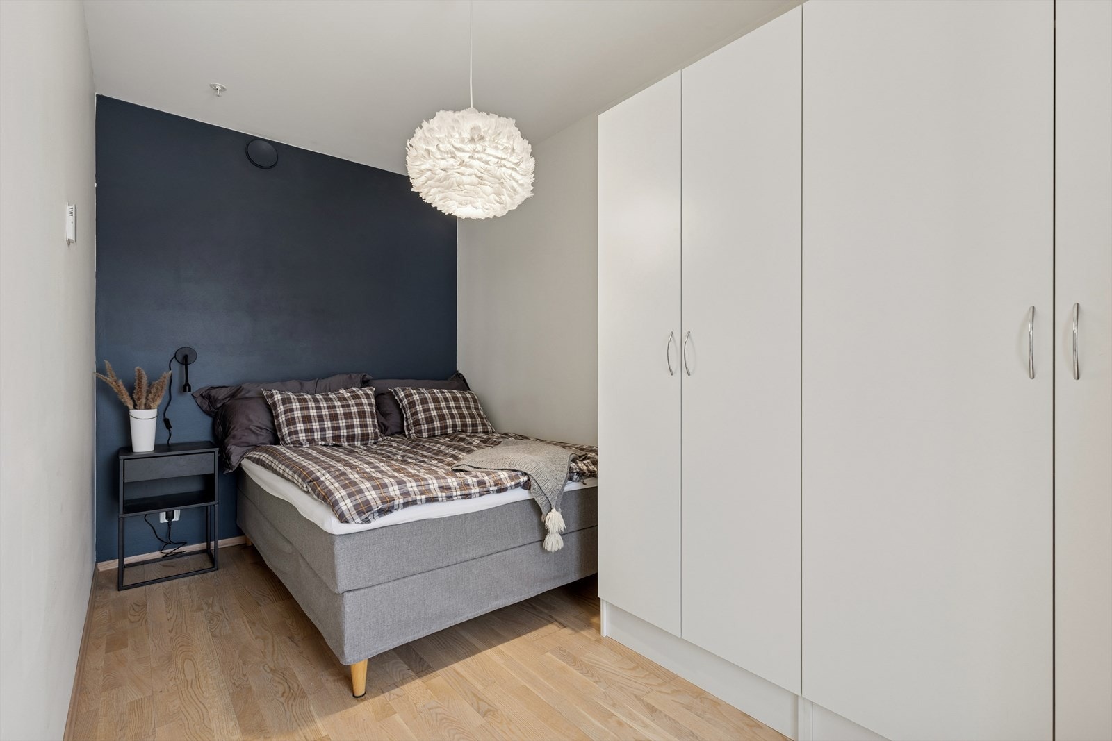 Soverom med plass til dobbeltseng og garderobeskap Galleribilde