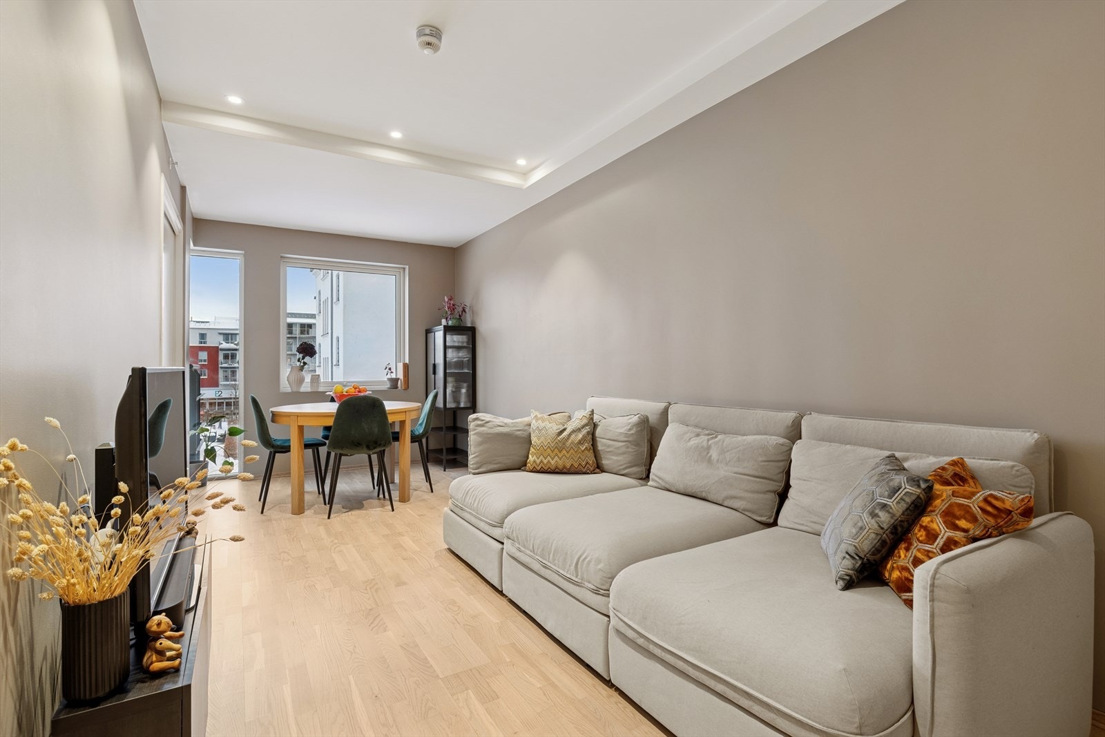 Enkel stue å møblere med plass til sofa og spisebord. Galleribilde