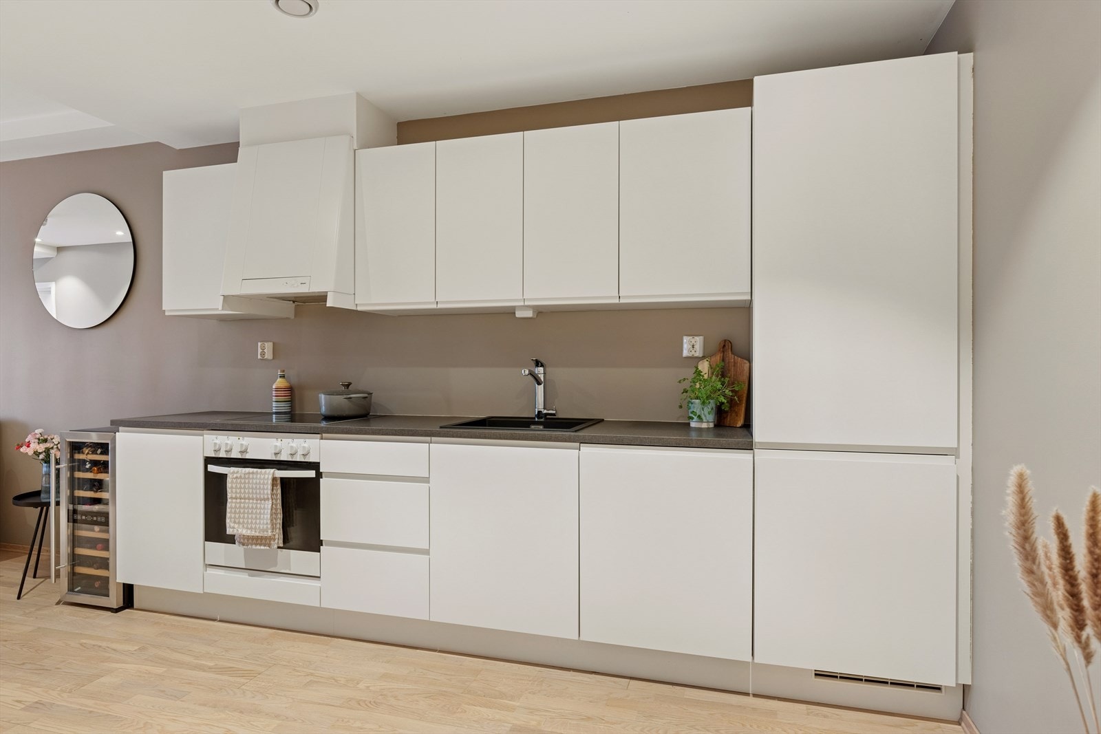 Kjøkkenet har slette fronter og rikelig med skapplass. Galleribilde