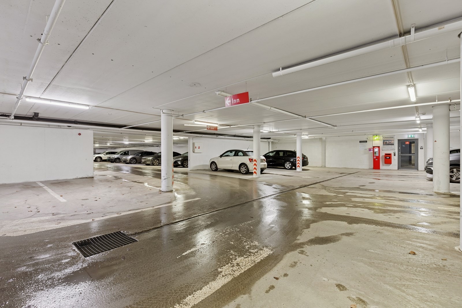 Nåværende eier leier per i dag parkeringsplass i lukket garasjeanlegg under bygget. Galleribilde