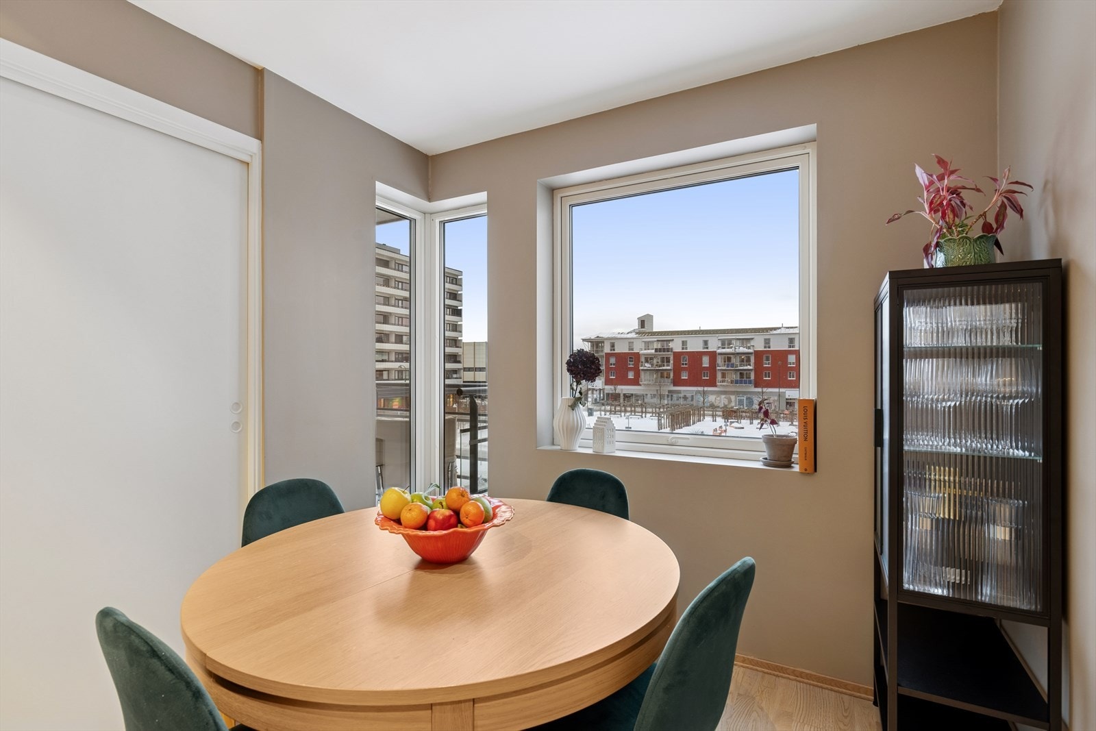 Vinduene gir rikelig med naturlig lys inn i rommet og vindu fra gulv gir en luftig følelse. Galleribilde