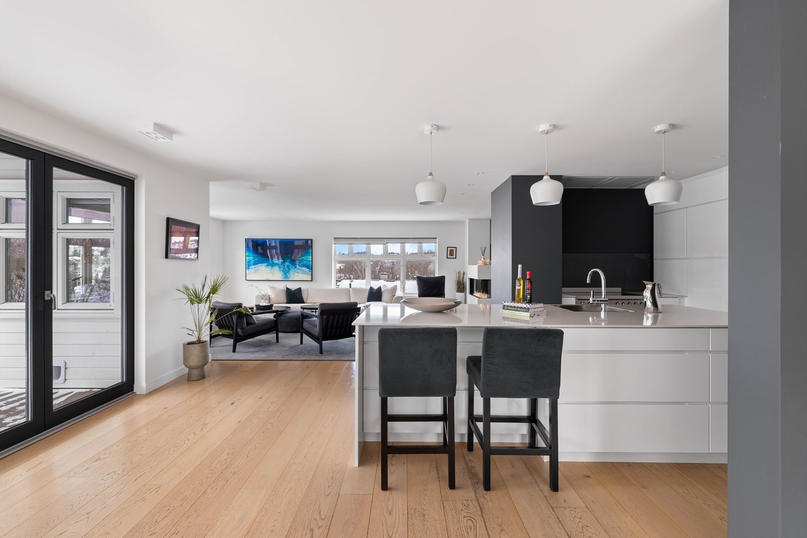 Det er god plass til et stort spisebord ved kjøkkenet og det er egen sone for sofagruppe/TV-sone Galleribilde