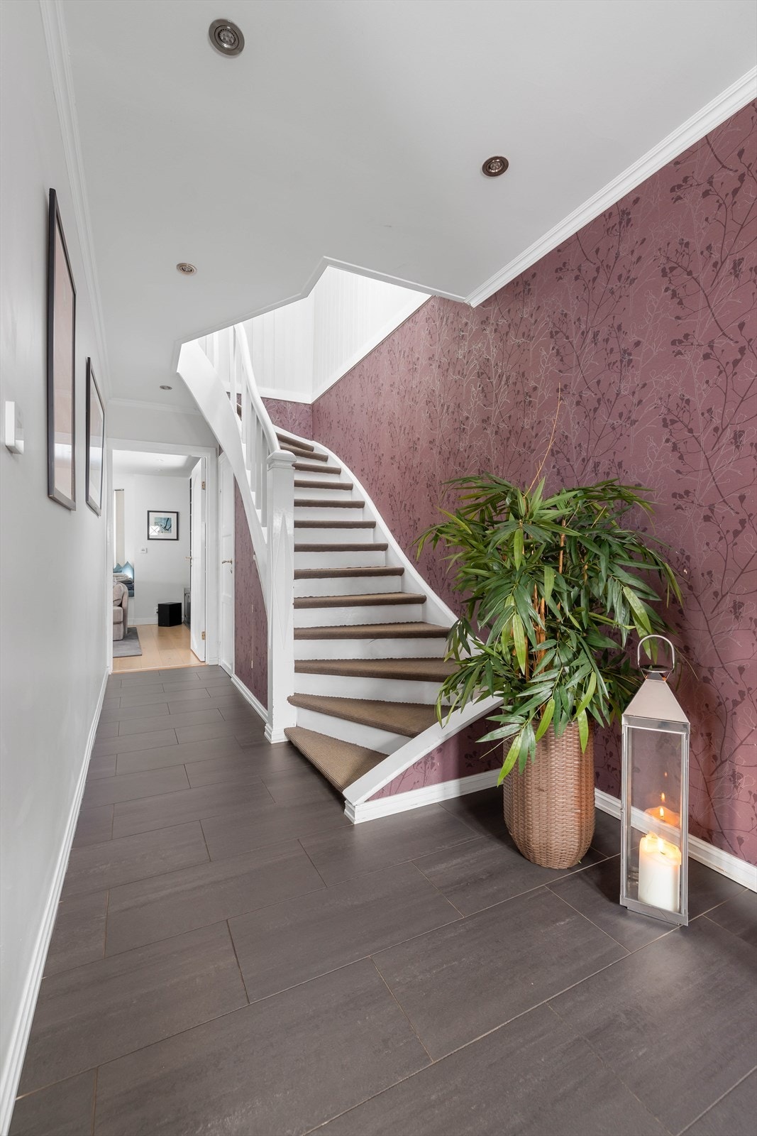 I tilknytning til gangen/under trappen er det også et praktisk toalettrom Galleribilde