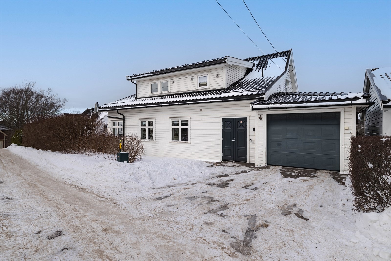 Enkel garasje i tilknytning til boligen- ellers parkering på gårdsplass Galleribilde