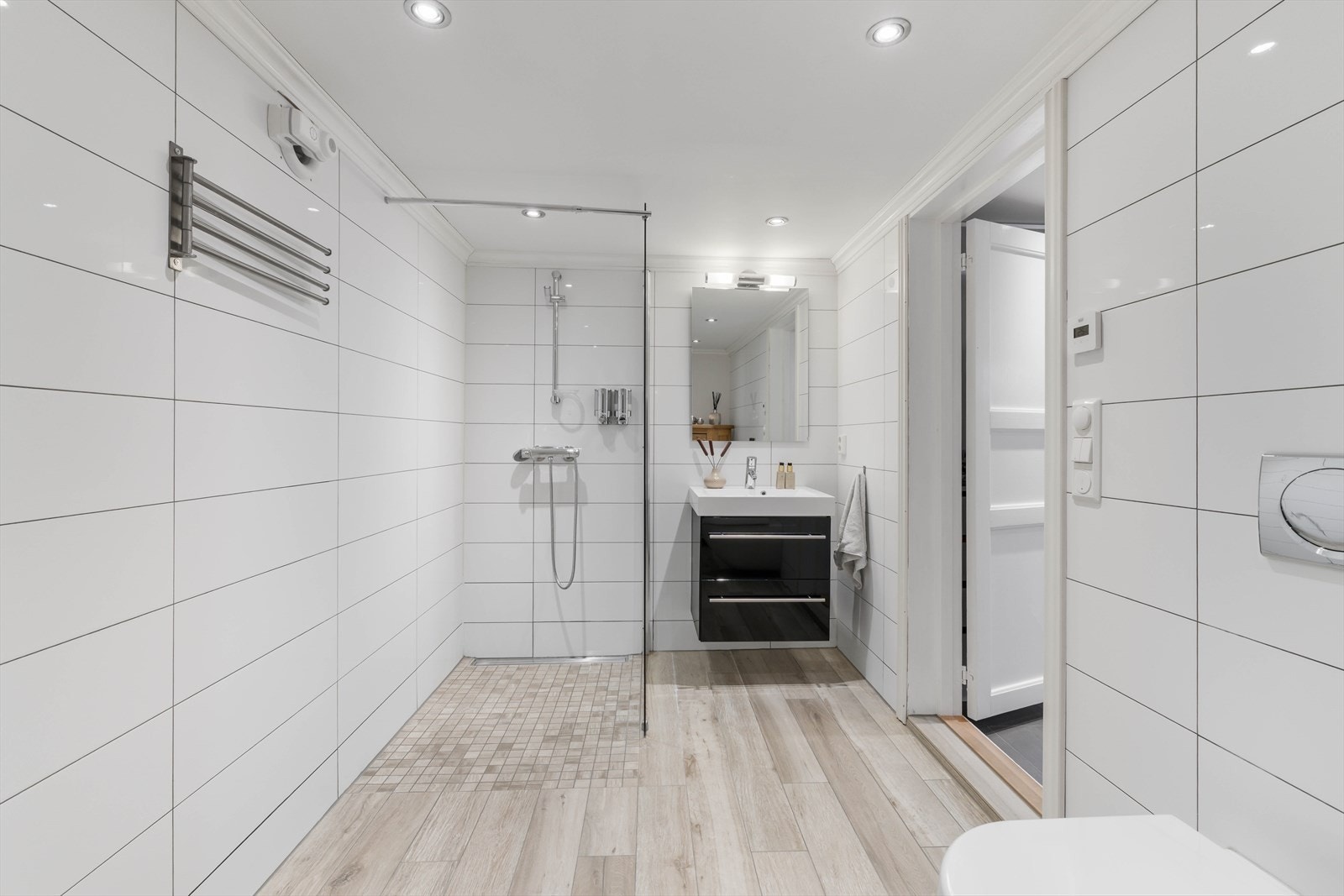 Flislagt bad i kjelleren fra 2011. Det er vannbåren gulvvarme og downlightsbelysning Galleribilde