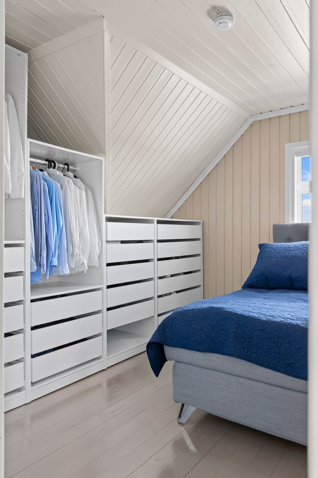 Her er godt med plass til klær, tilbehør og vesker Galleribilde