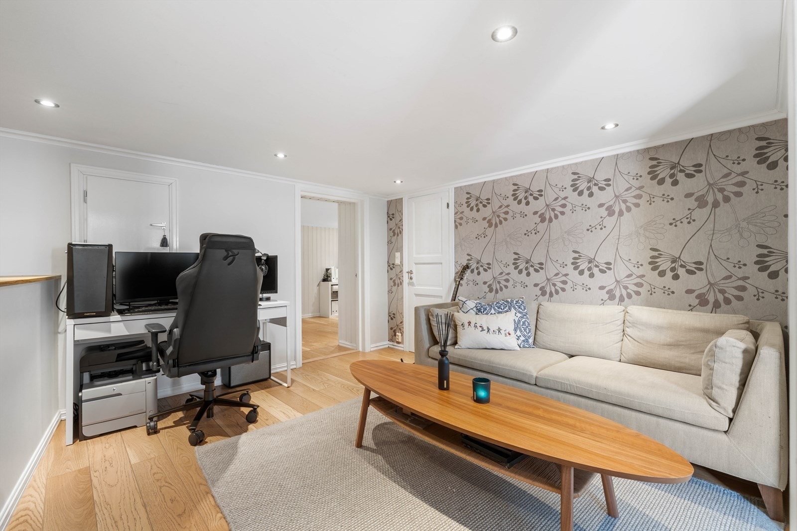 Plass til sofa og hjemmekontorløsning. Rommet er ikke omsøkt/godkjent til varig opphold Galleribilde