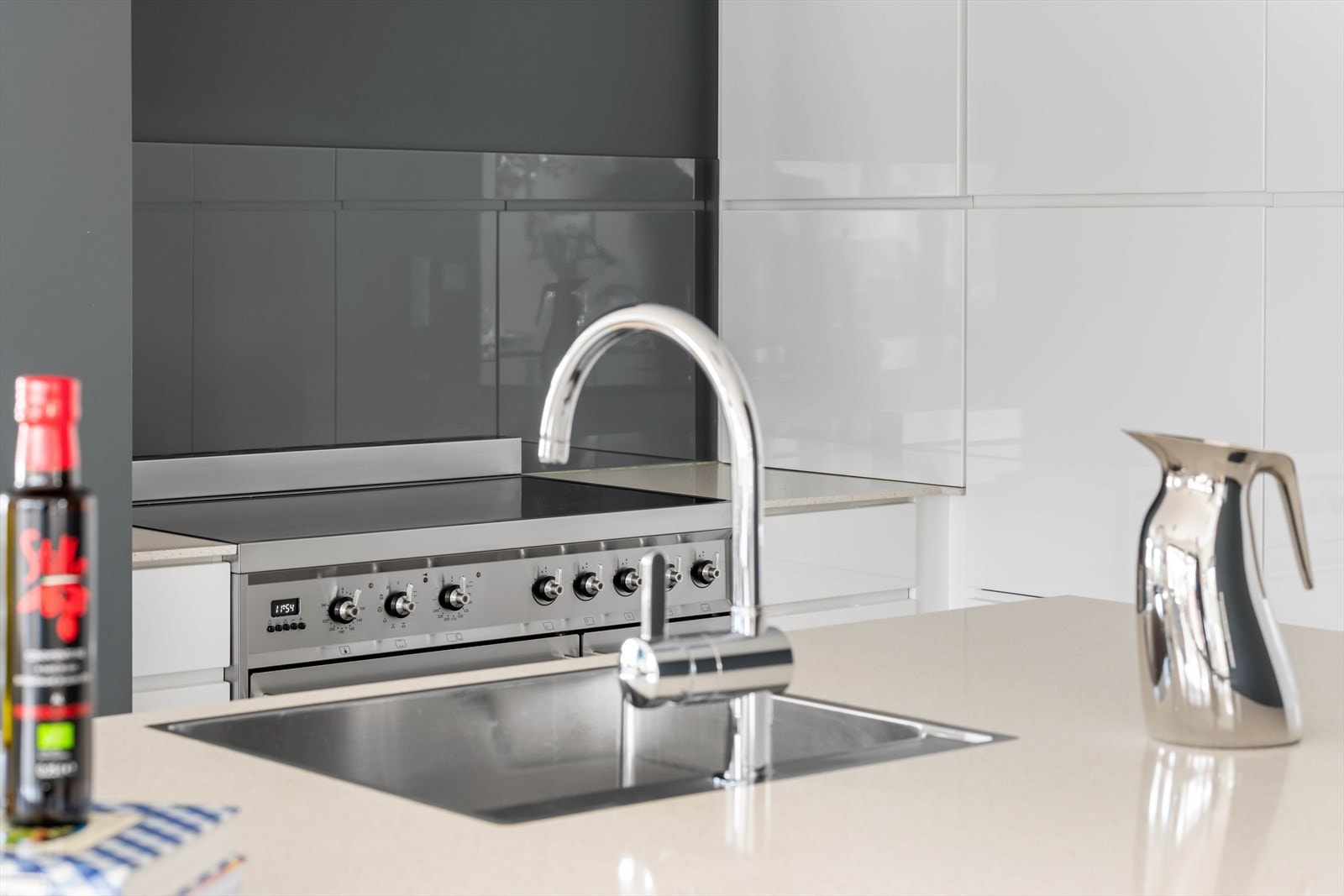 Av integrerte hvitevarer er det kjøleskap og oppvaskmaskin. Det er også montert kjøkkenventilator med avtrekk ut Galleribilde