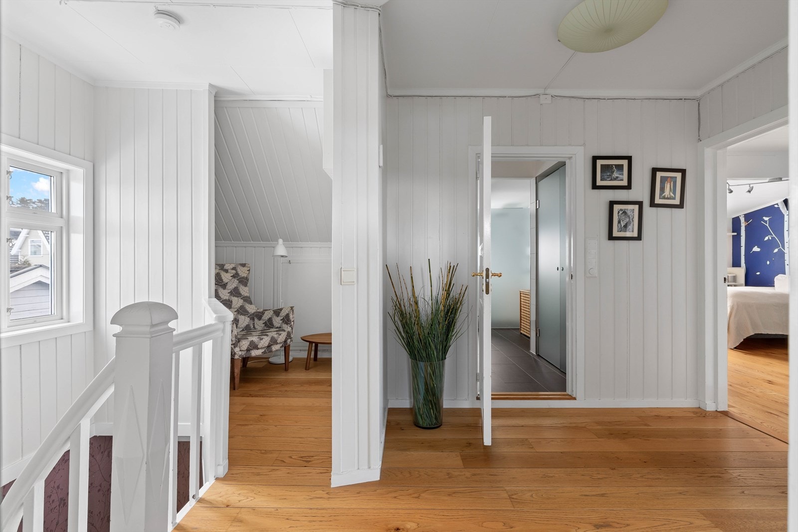 Det er plass til en liten sittegruppe ved trappa Galleribilde