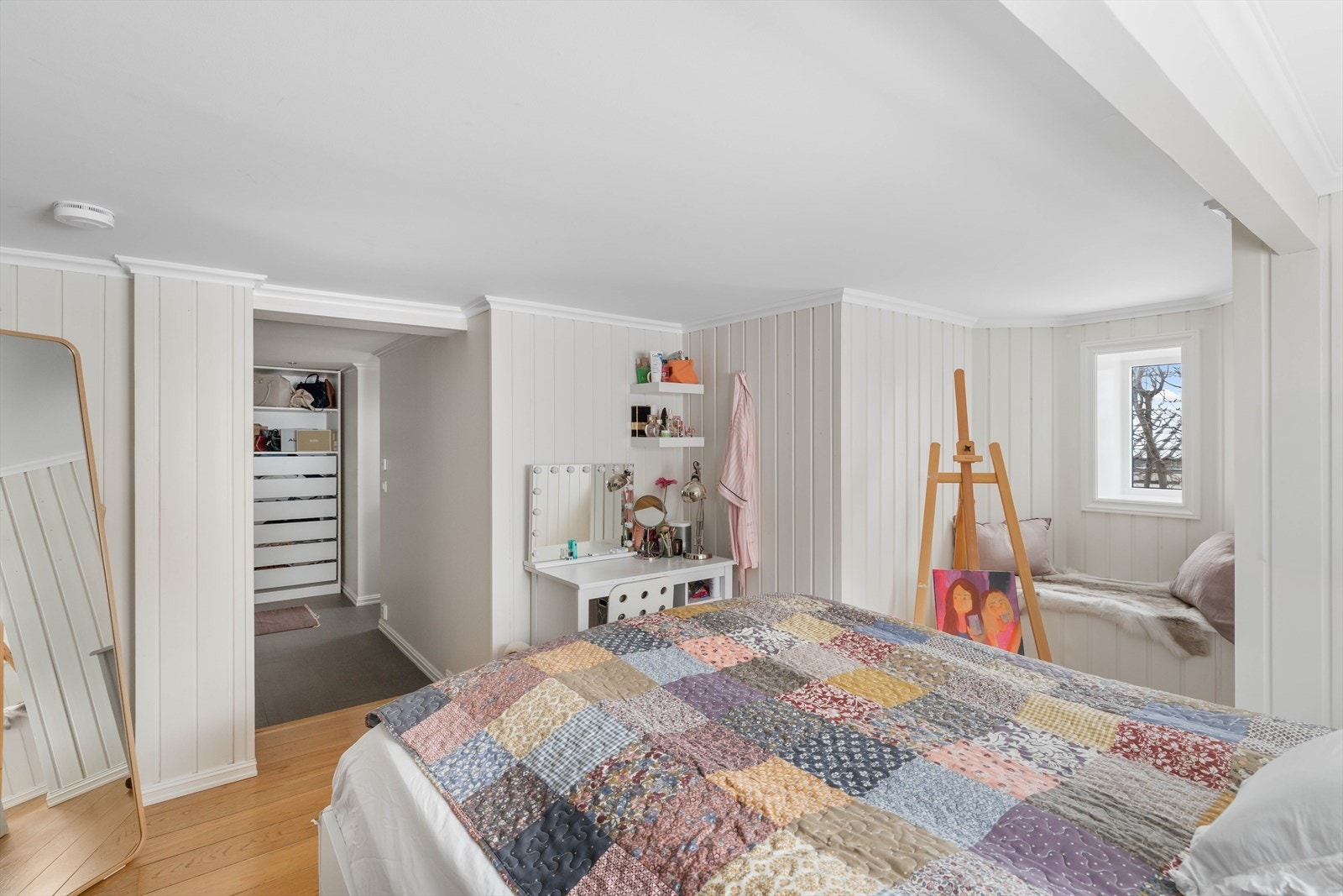 Videre inn er det innredet et walk-in closet Galleribilde