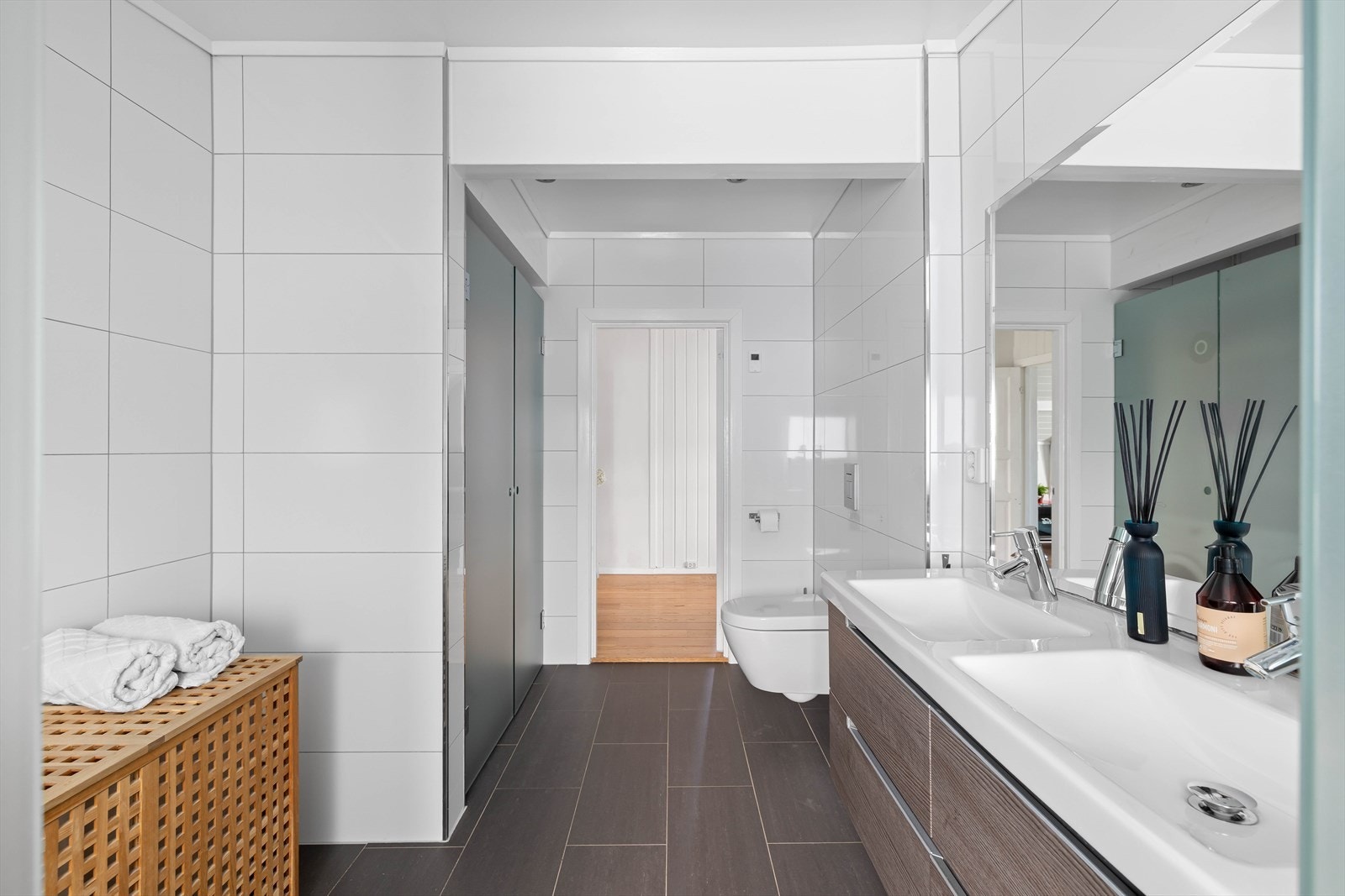 Baderommet i 2.etasje er flislagt og har vannbåren varme i gulv. Badet ble oppgradert i 2014 Galleribilde