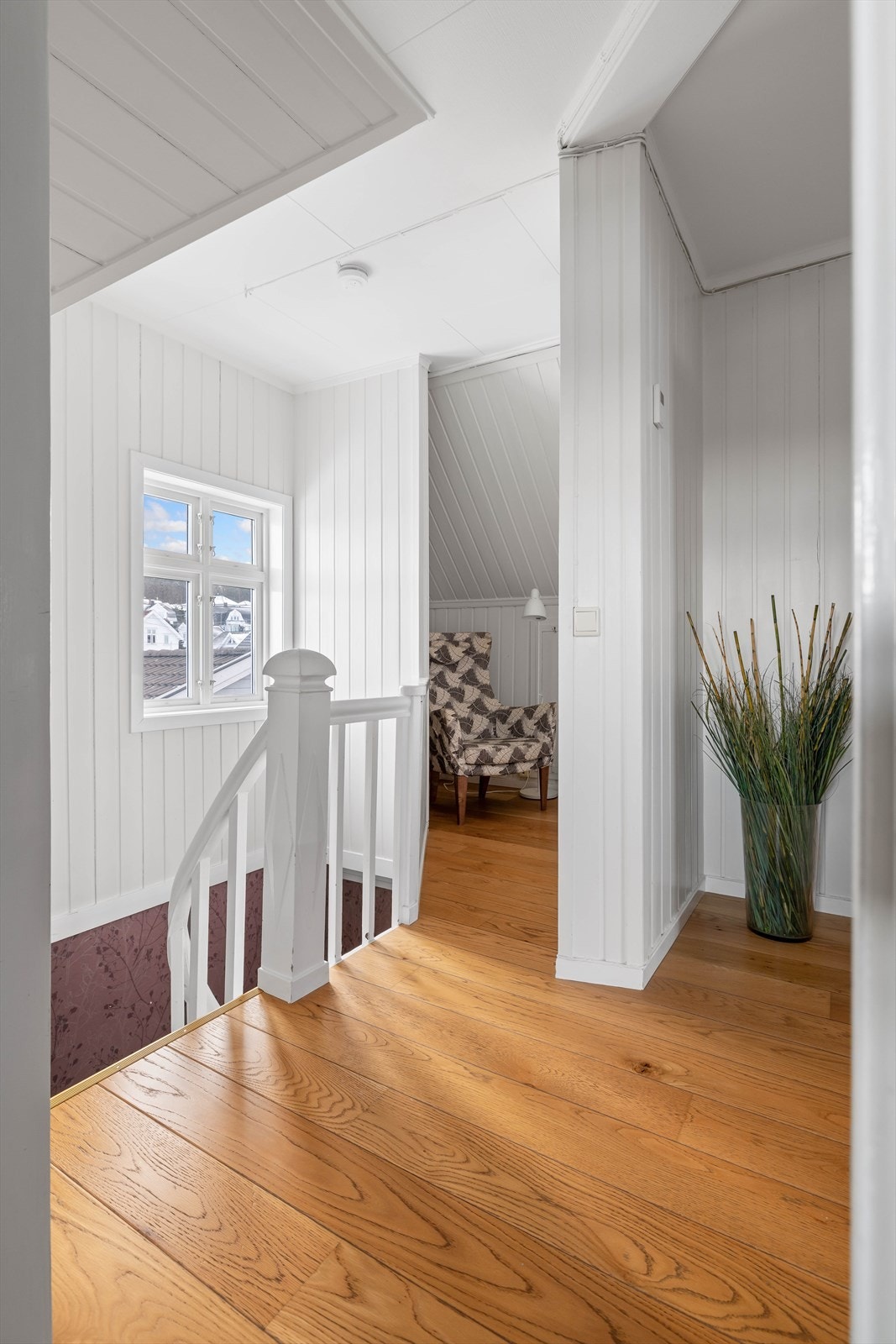 Gangen i 2.etasje: her er det også vannbåren varme i gulv Galleribilde