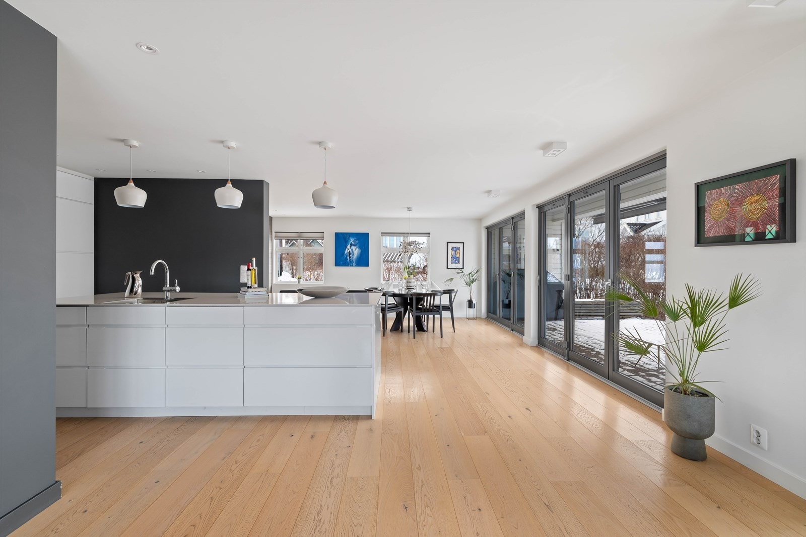 Fra stuen er det også direkte utgang til terrassen og hagen Galleribilde