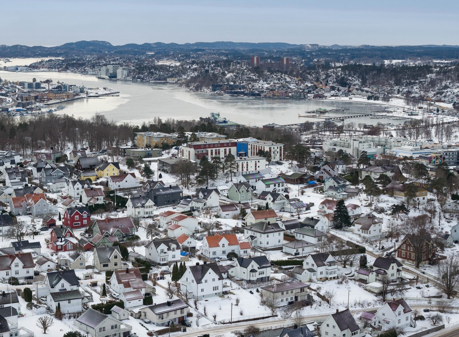 Boligen har en flott beliggenhet med gangavstand til Hvaltorvet kjøpesenter med over 50 butikker. Her finner du hyggelige spisesteder, nisjebutikker og uteservering som skaper en trivelig atmosfære Galleribilde