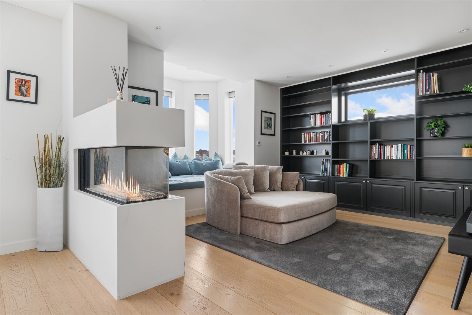 I hele 1.etasje er det vannbåren gulvvarme og det er gasspeis, perfekt for de ekstra kalde vinterdagene Galleribilde