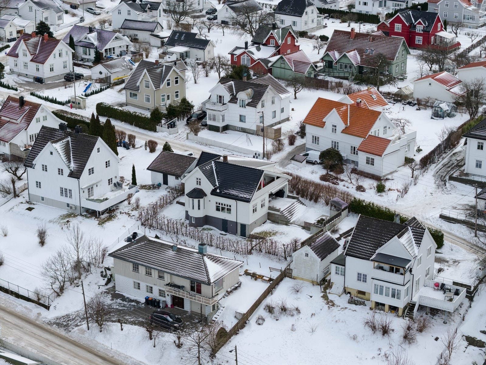 Høyåsveien 4 byr på en sentrumsnær beliggenhet med gangavstand til Sandefjord sentrum og alt det har å by på Galleribilde