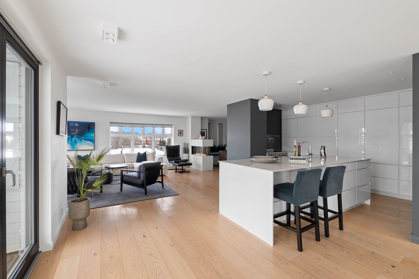 Stuen er delt inn i naturlige soner og det er mange møbleringsmuligheter Galleribilde