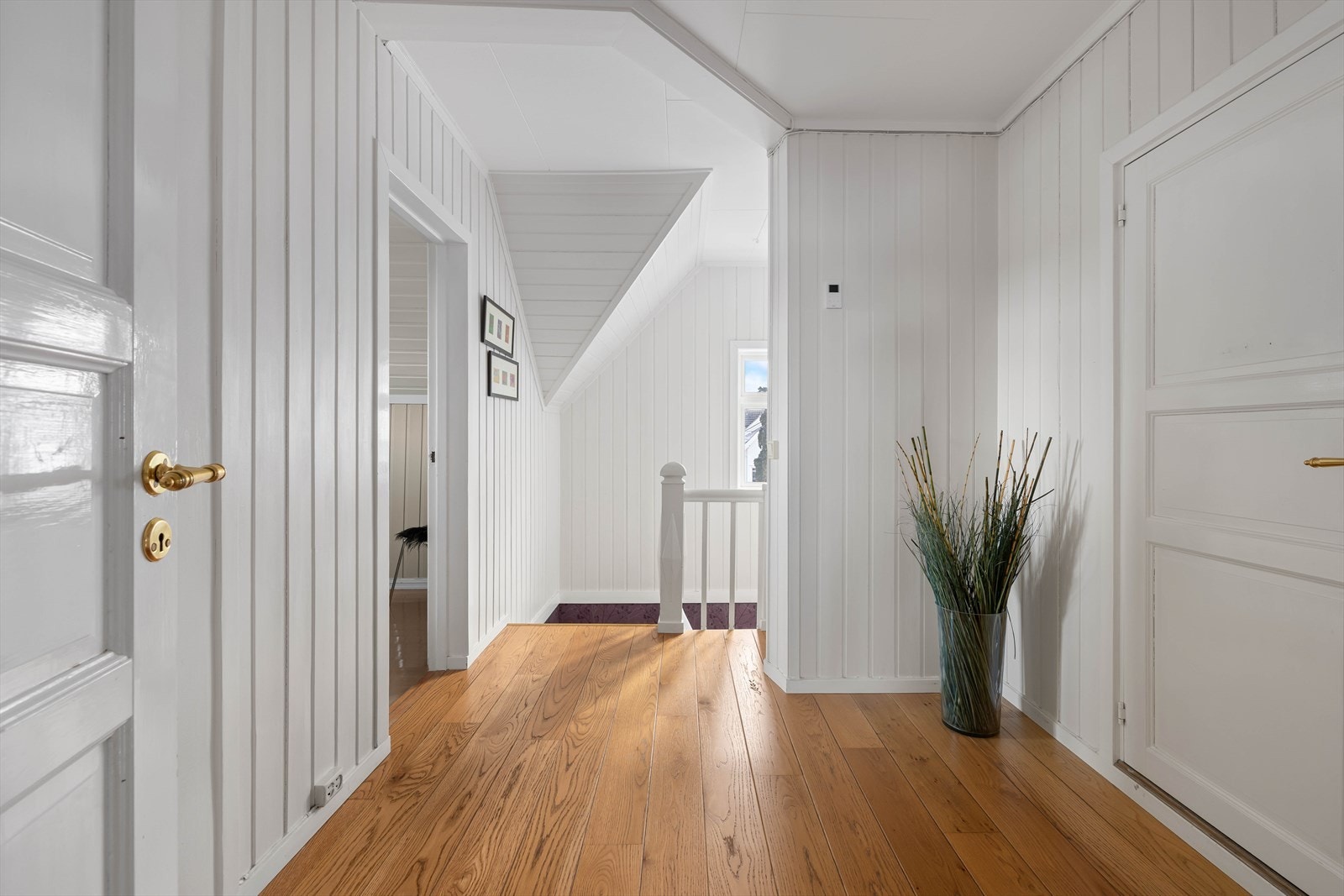 Lysemalte flater og 1-stavs parkett Galleribilde