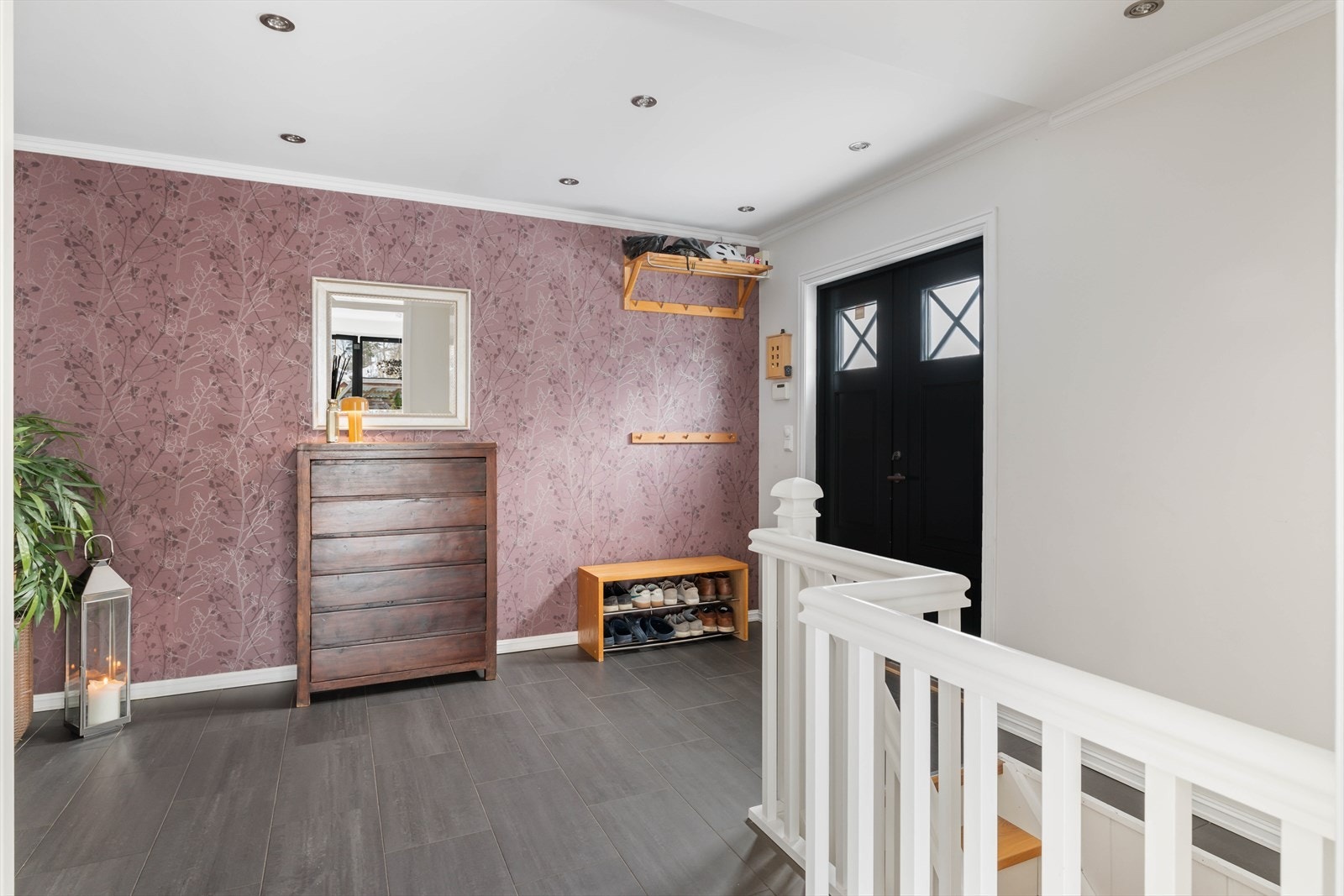 Det er flislagt gulv med varmekabler og downlightsbelysning som gir en lun atmosfære. Det er også plass til yttertøy og sko, som gjør det enkelt å holde det ryddig Galleribilde