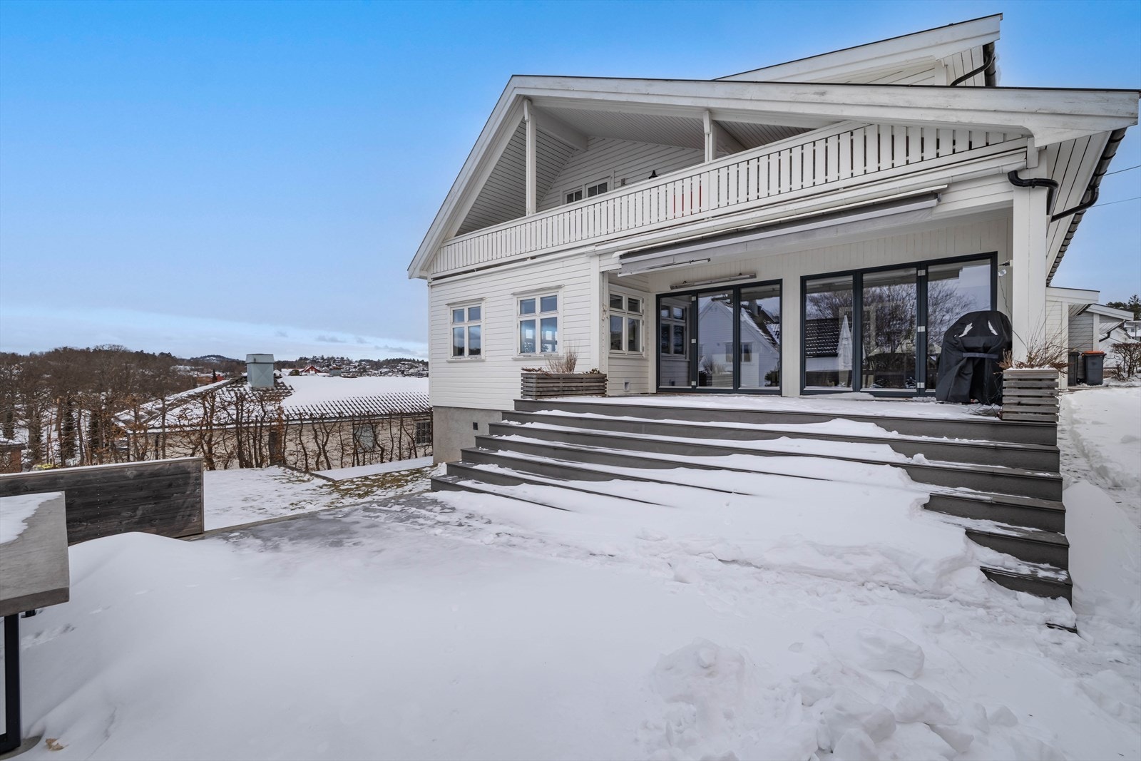 På sommerhalvåret er det enkelt å ta med middagen ut på terrassen Galleribilde