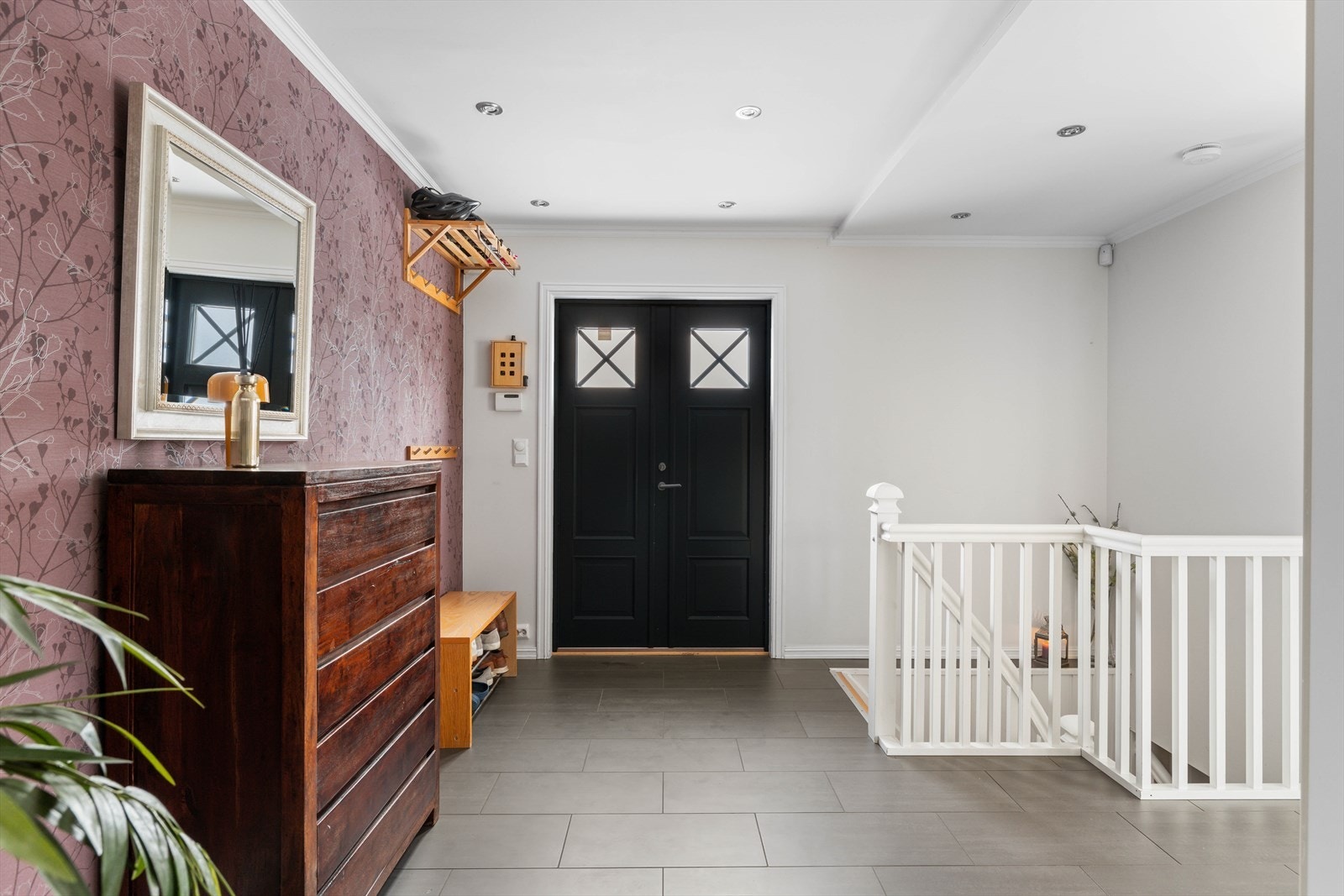 Velkommen inn! Her kommer inn i en lys og åpen hall som gir et fint førsteinntrykk av resten av boligen Galleribilde