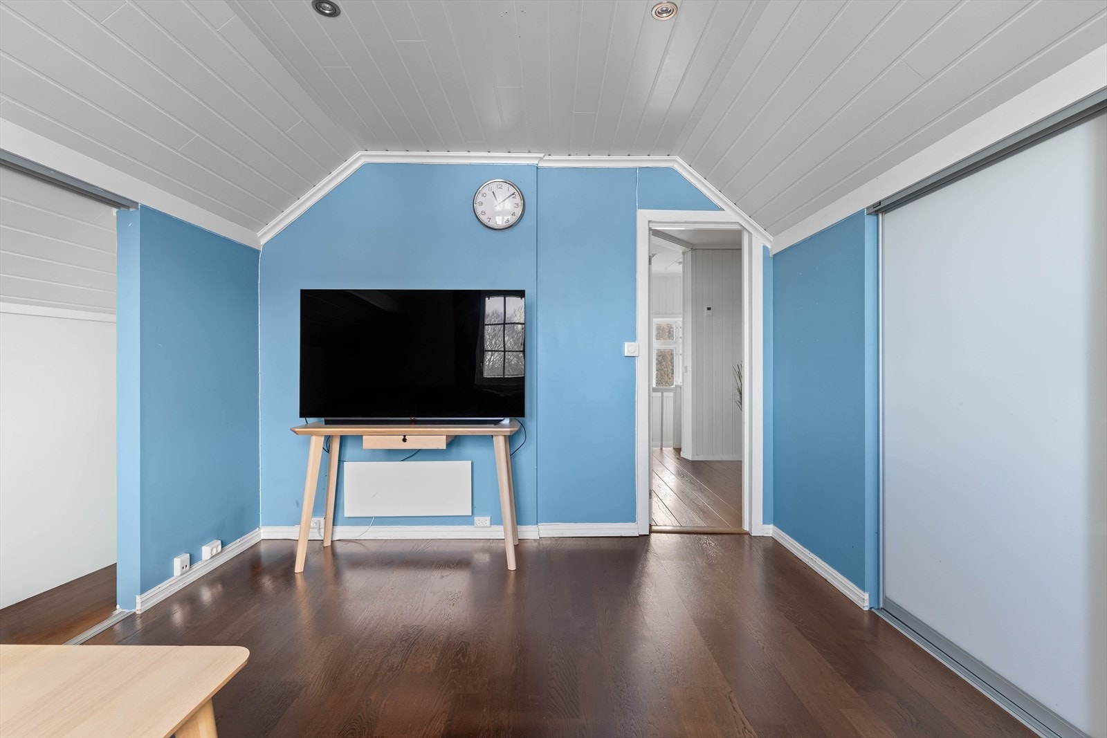 Det er skyvedørsgarderobe for ekstra lagringsplass Galleribilde