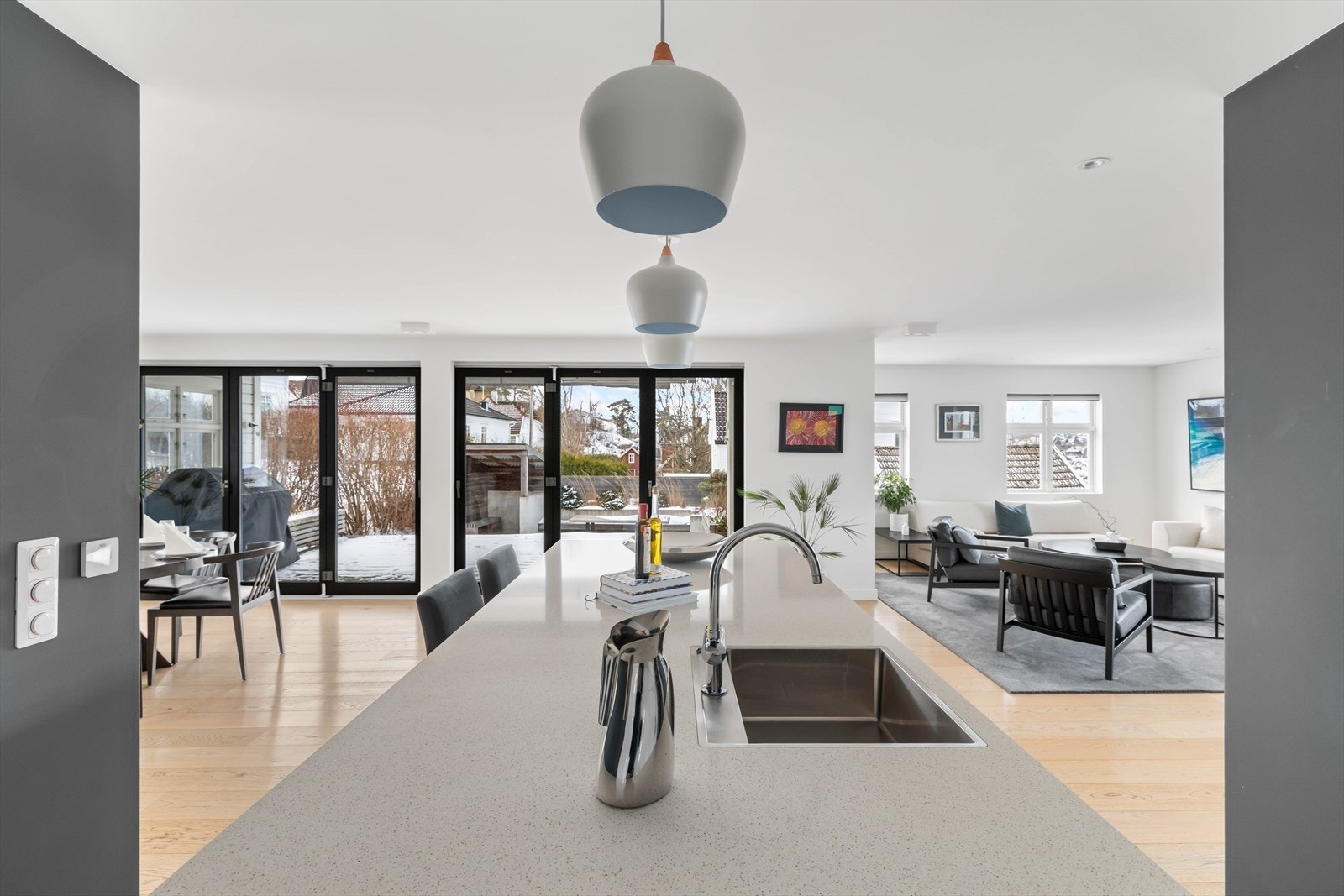 På kjøkkenøyen er det plass til et par barstoler, perfekt for hektiske morgener eller hverdagsmiddager Galleribilde