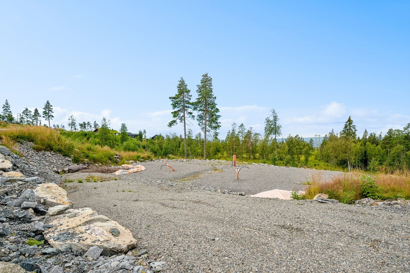 Lagt opp vann, avløp og strøm til eiendommen. Galleribilde
