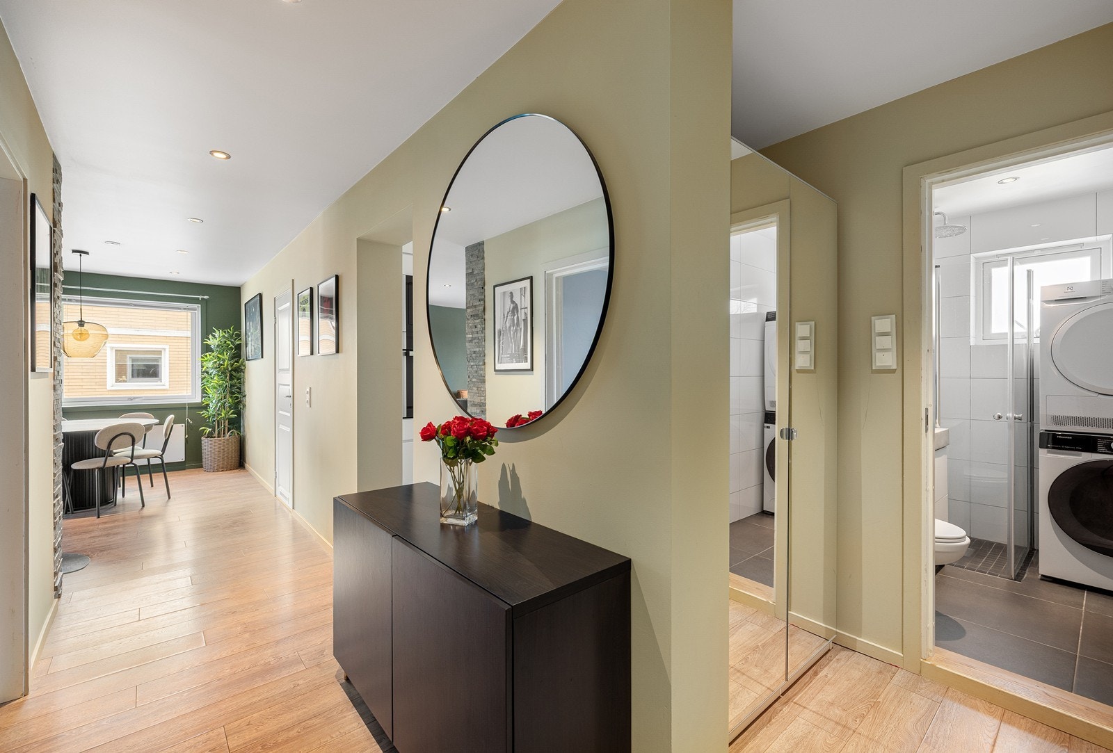 Heng gjerne fra deg i garderoben. Ellers er det er mulighet for å innrede entréen med andre oppbevaringløsninghr for sko og tøy. Galleribilde