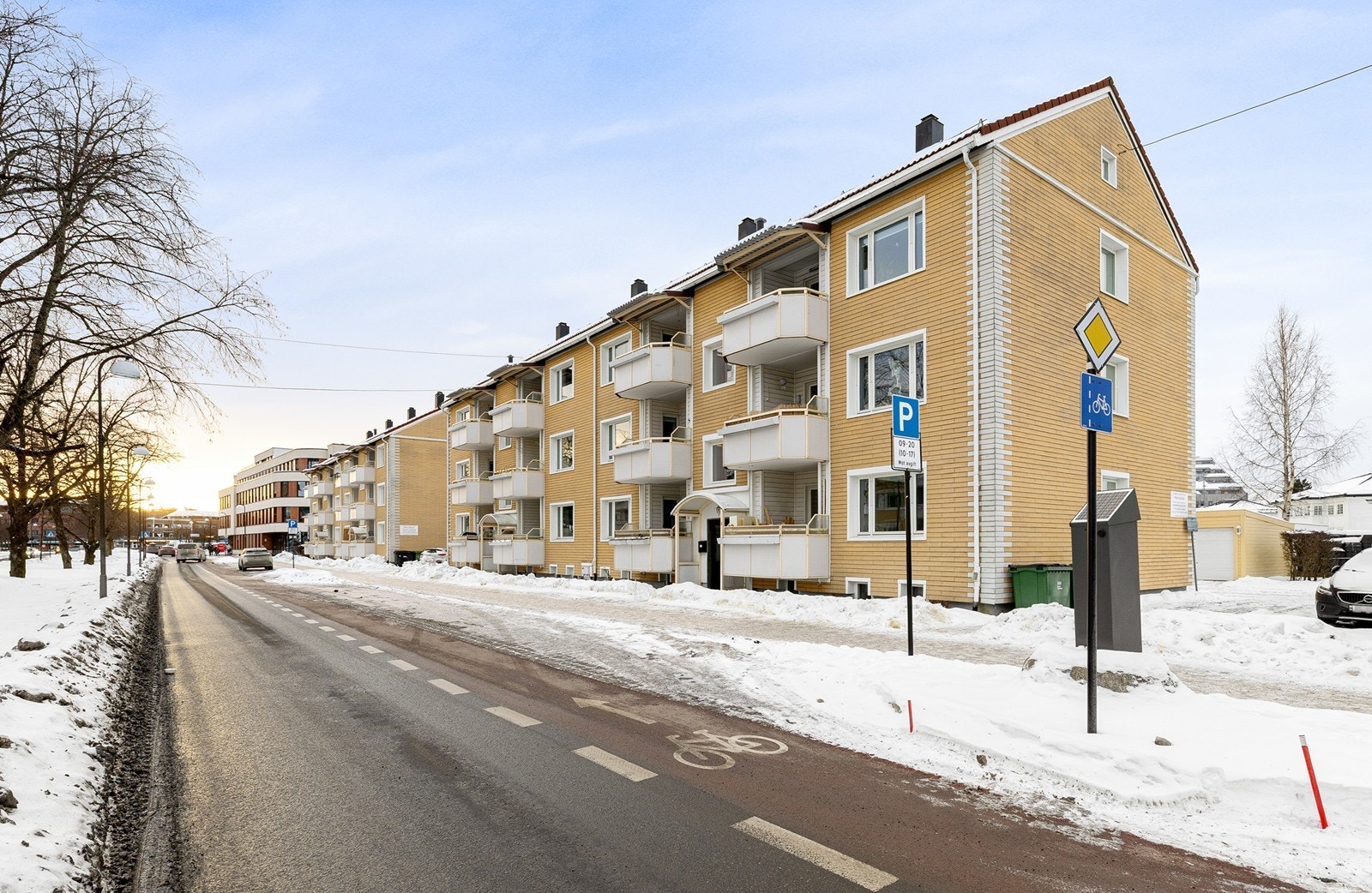 Leiligheten er beliggende i 3. etasje i et hyggelig borettslag sentralt i Lillestrøm. Galleribilde