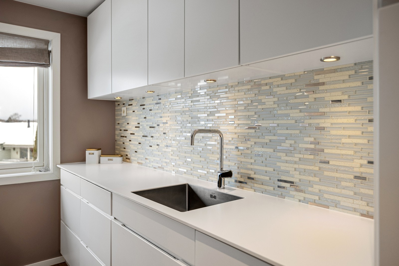 Innredningen er praktisk designet med god skap og benkeplass og har i tillegg fliser mellom over og underskap. Galleribilde