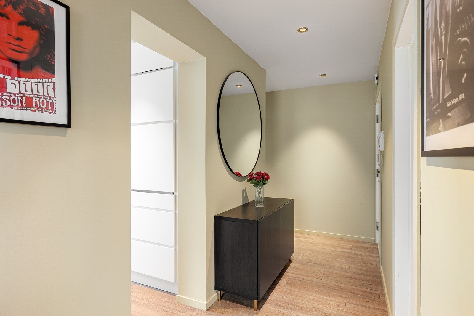 Entréen gir et godt førsteinntrykk av leiligheten med malte frater i tidsriktig farge og på gulvet er det lagt en-stavs laminat, noe som er gjennomgående for resten av rommene. Galleribilde