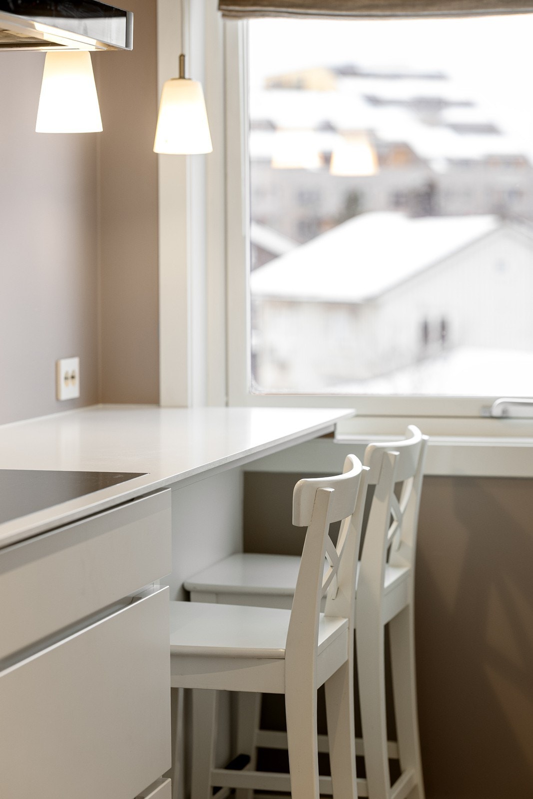 Det er etablert en hyggelig spiseplass ved kjøkkenvindu for lette måltider eller morgenkaffen. Galleribilde