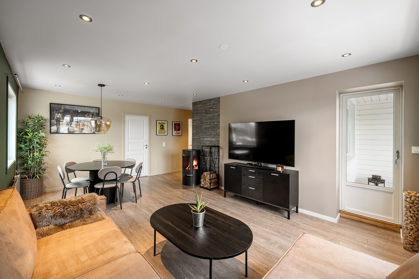 Downlights i himling sørger for hyggelig kveldsbelysning. Stuen har fin utforming med god plass til sofagruppe, spisebord og oppbevaringsmøbler uten av du må velge bort noe. Galleribilde