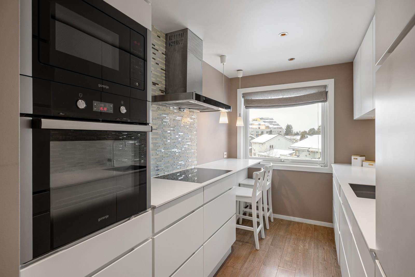 Stilrent Kvik kjøkken pusset opp i 2012 med glatte fronter og benkeplate i kompaktlaminat. Galleribilde