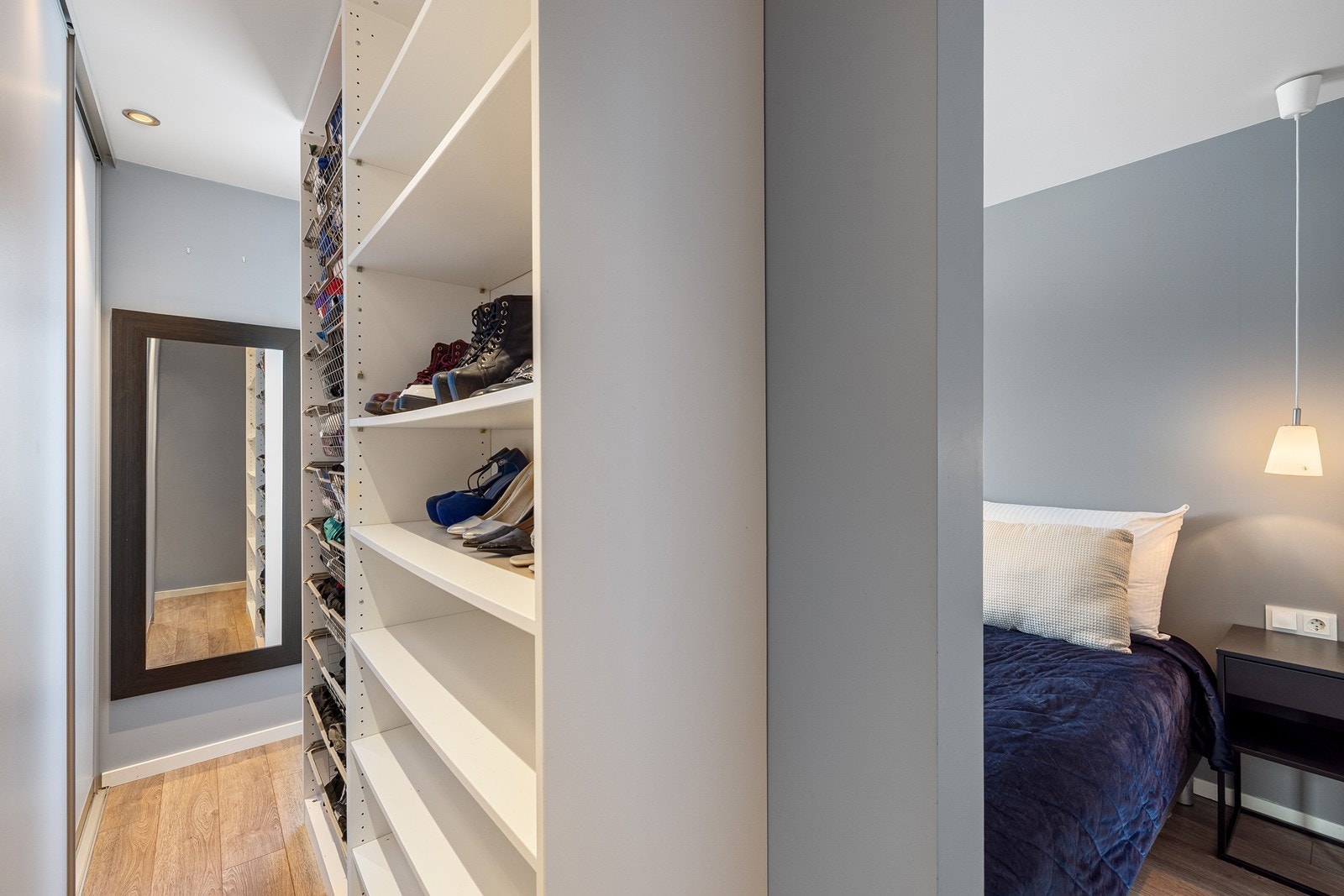 Hovedsoverommet er praktisk innredet med en flott walk-in garderobe med god plass til alt fra slips, smykker og sko, til sesongens klær. Galleribilde