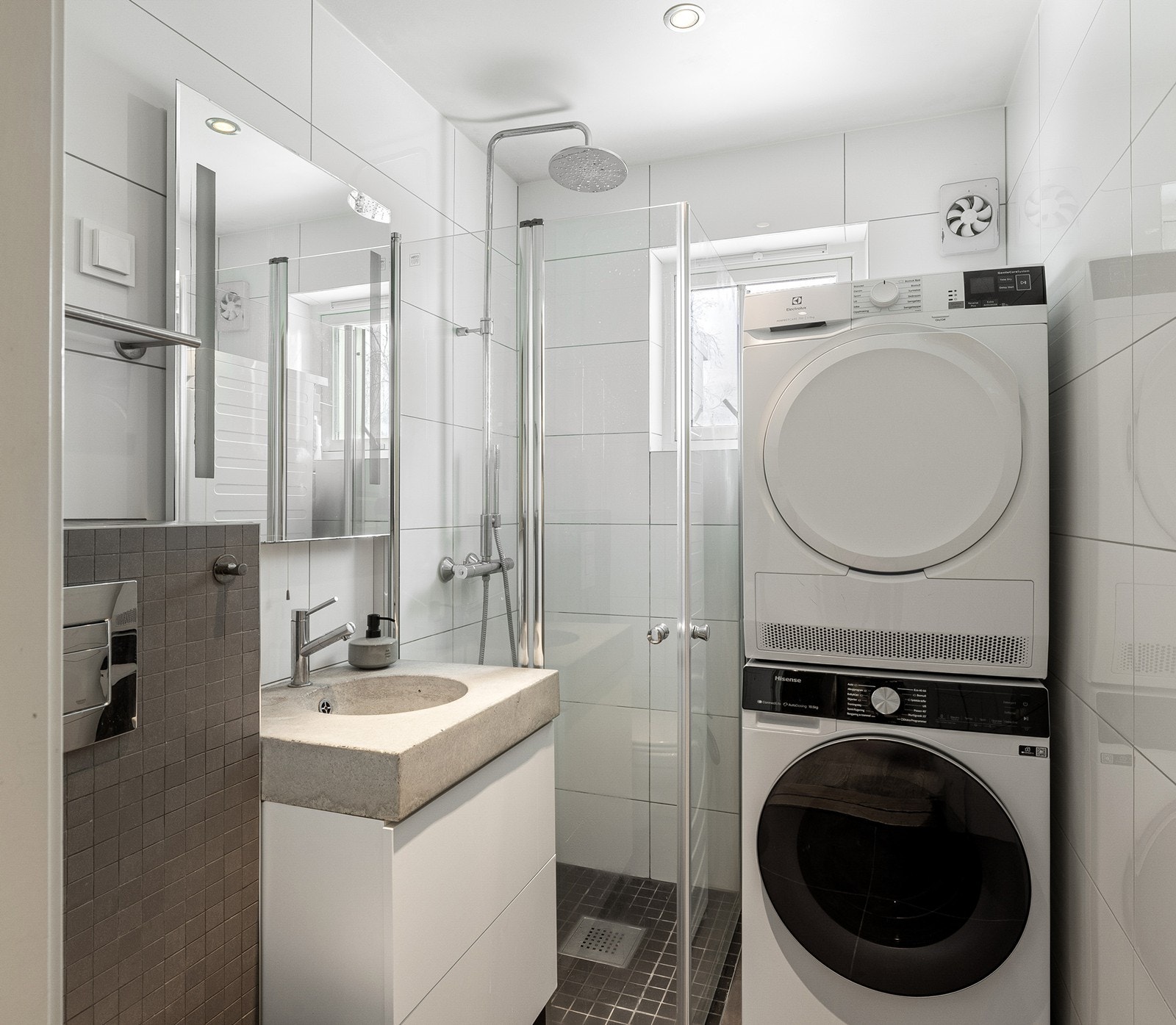 Badet ble fornyet med nye gulvfliser i 2025 lagt av Skape Bygg Babai. De monterte i tillegg opp nye dusjdører i glass og fjernet gammle dusjdører. Galleribilde