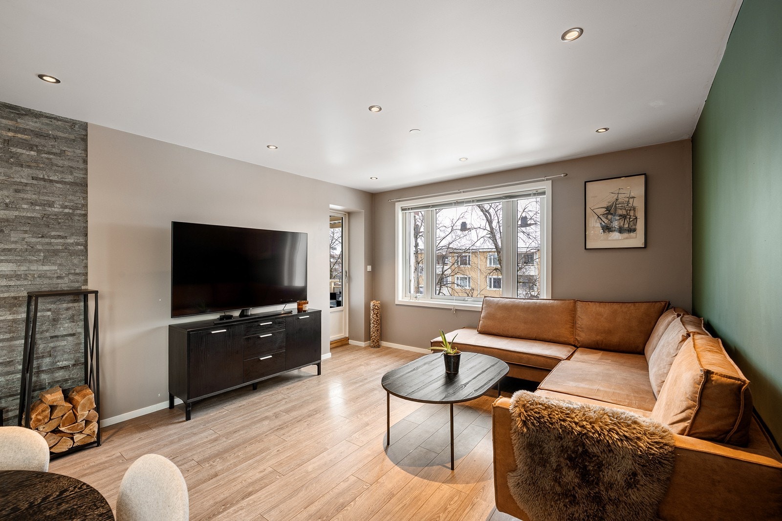 Innvendig holder leiligheten en god standard, og ble pusset opp av tidligere eier i 2012. Galleribilde