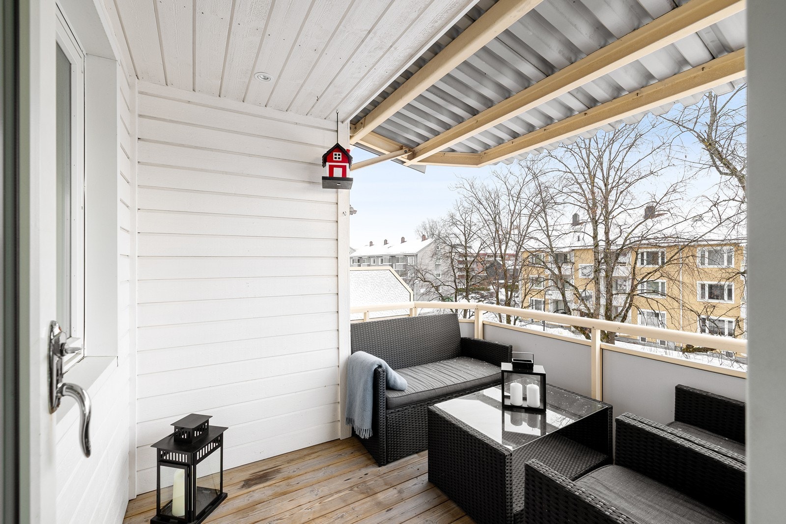 Fra stuen er det utgang til en overbygget balkong på ca 6 m² med plass til sittegruppe og grill. Galleribilde