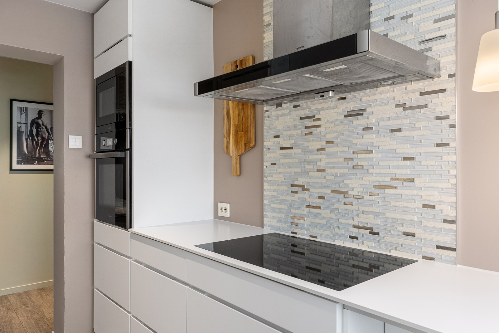 Kjøkkenet har integrert stekeovn, platetopp, mikrobølgeovn, oppvaskmaskin, kjøleskap med frysedel og vegghengt ventilator med kullfilter. Galleribilde