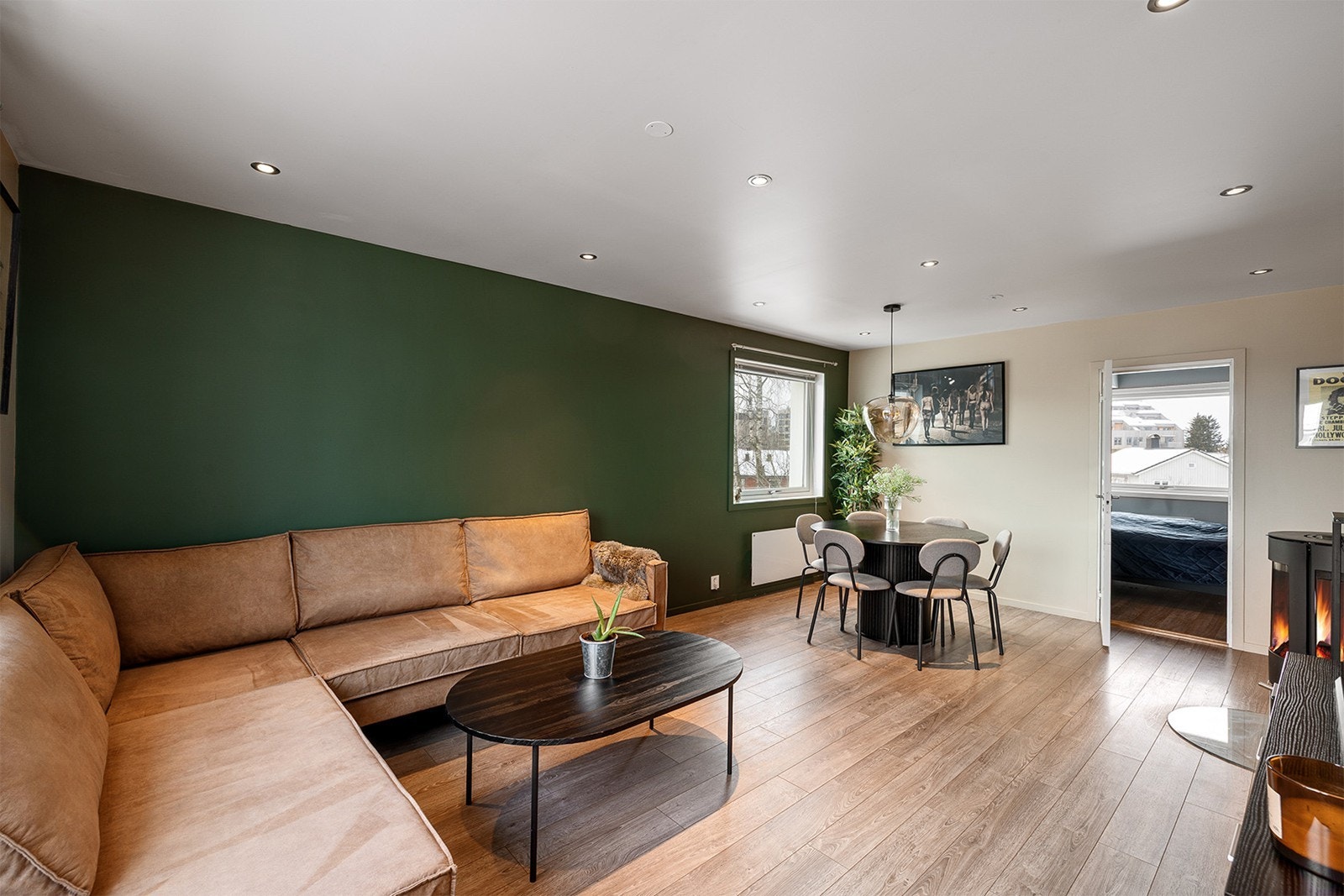 Stuen er romslig og tjener på sin posisjon som hjørneleilighet, med vinduer som gir godt med naturlig lys fra to himmelretninger. Galleribilde