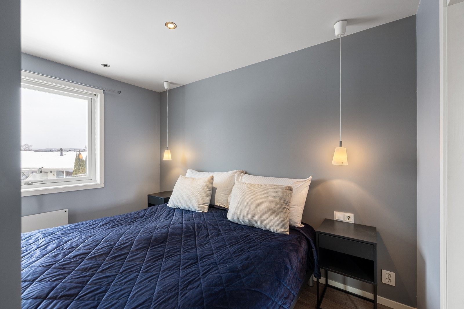 Legg merke til det sømløse uttrykket med downlights i tak og de praktiske nattbordslampene montert i tak. Galleribilde