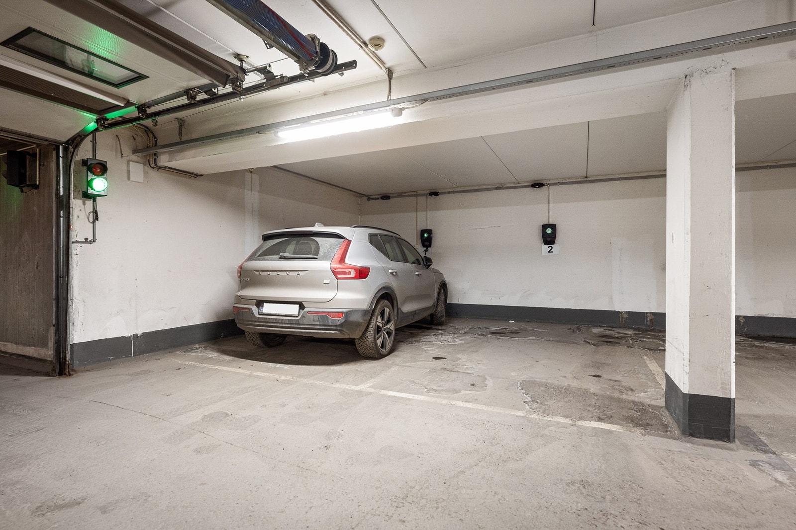 Det medfølger garasjeplass med lader i kjelleren - heis direkte fra leilighetsplan Galleribilde